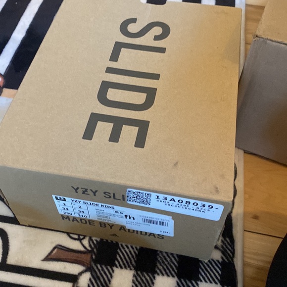 Boys Yeezy slides - Picture 4 of 4